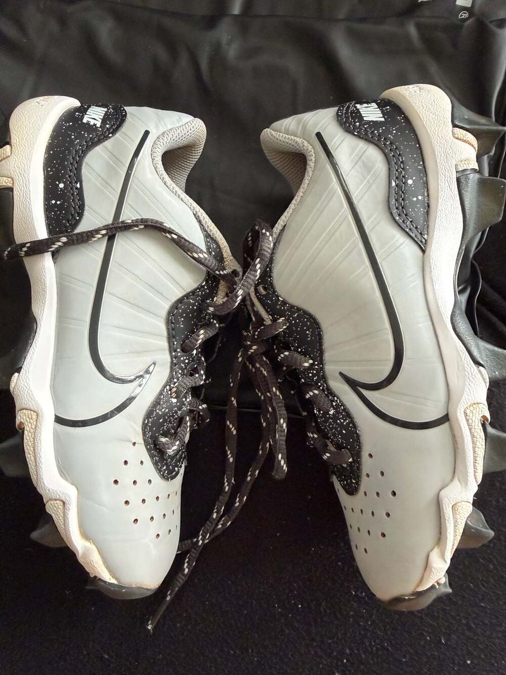 💥Nike Kids Gray and Black Cleats
